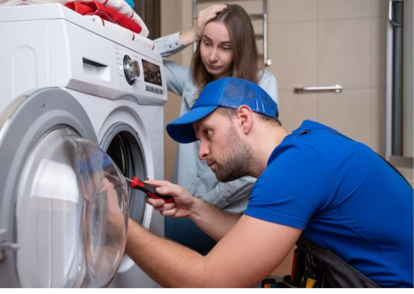 Çamaşır makinesi arızasını kontrol eden servis teknisyeni